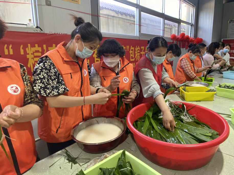 青口供電所黨支部聯(lián)合生產生活服務中心分會、黃沙坨社區(qū)，共同舉辦“悠悠艾草香 濃濃端午情”系列活動。.png